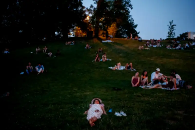 Nuit la plus chaude en France : des Parisiens au parc des Buttes-Chaumont