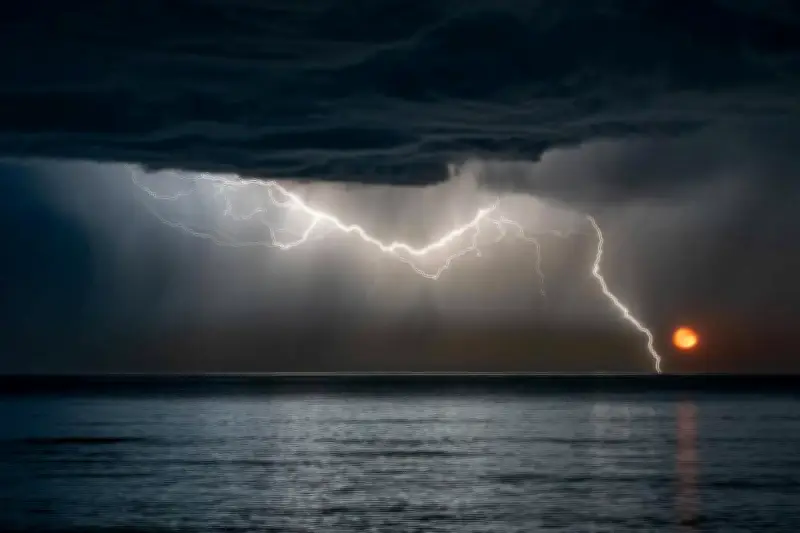 Orages dans le Var et Alpes-Maritimes : plus de 1 000 impacts de foudre