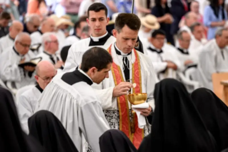 Ordinations d'évêques intégristes : l'Église catholique au bord du schisme