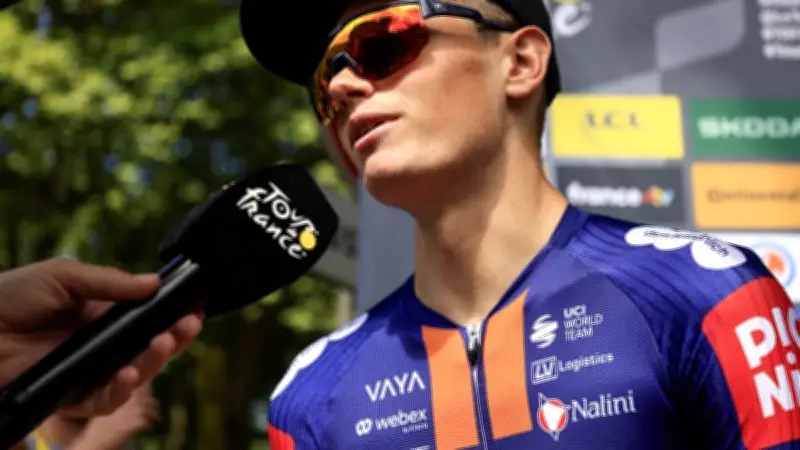 Oscar Onley forfait pour le Tour de France 2026 après une chute