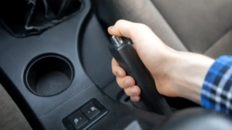 Oublié dans une voiture en pleine canicule, il desserre le frein à main pour être sauvé
