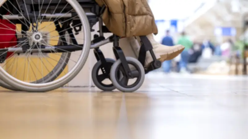 Oubliée par le personnel, une passagère en fauteuil roulant regarde son avion décoller