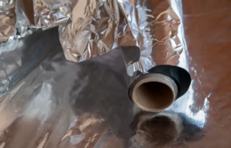 Papier aluminium sur les fenêtres : une astuce efficace contre la chaleur ?