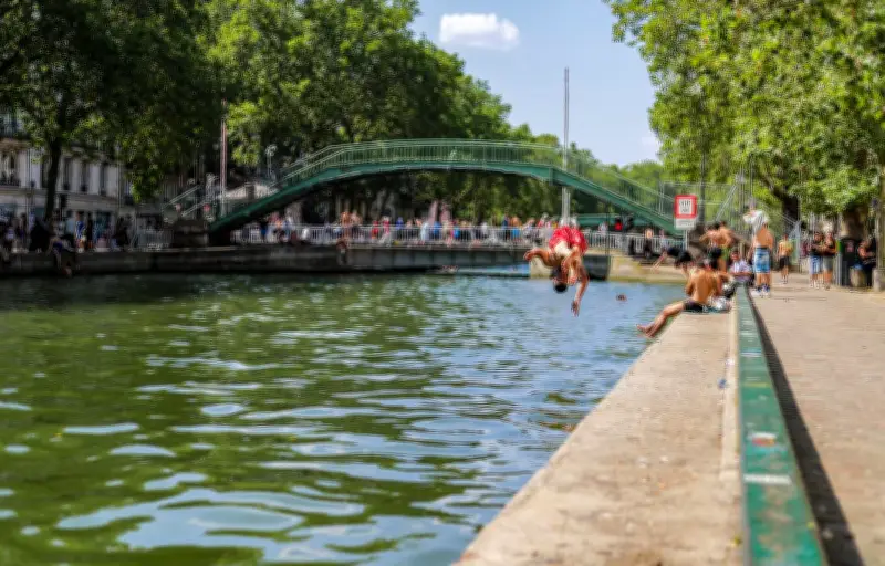 Paris : un agent municipal filmé en train de jeter des déchets dans le canal Saint-Martin