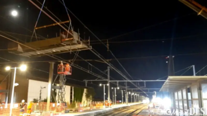 Passerelle géante de 240 tonnes installée de nuit à la gare d'Agde