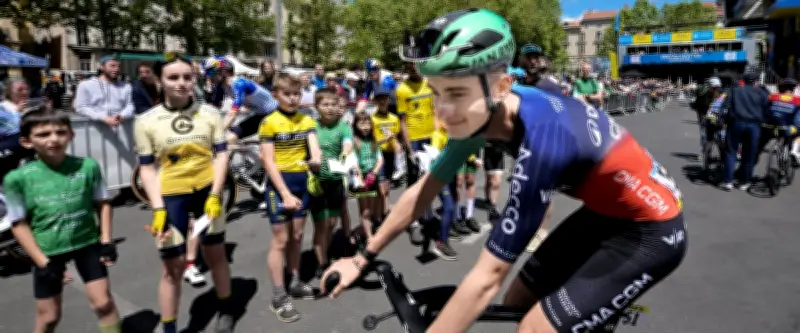 Paul Seixas au départ de la dernière étape du Tour Aura après sa chute