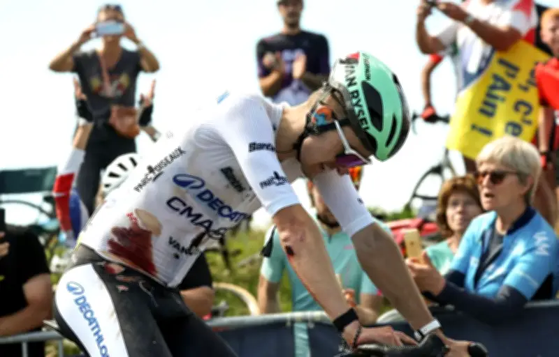 Paul Seixas au départ de la dernière étape malgré sa chute