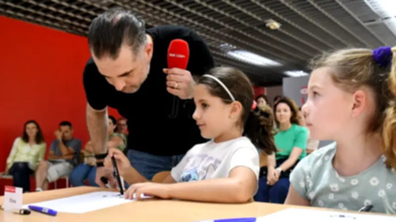 Philippe Fenech initie douze enfants au dessin d'Idéfix à Montpellier