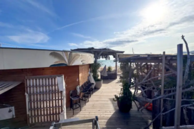 Plage privée azuréenne fermée va rouvrir grâce à une procédure d'urgence municipale