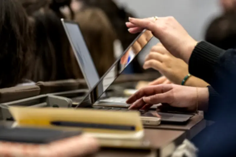 Politique-fiction : l'extrême droite au pouvoir, l'IA dans les universités