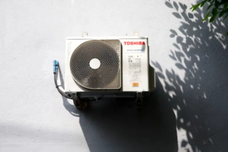 Pourquoi la climatisation réchauffe plus l'air la nuit que le jour