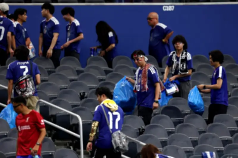 Pourquoi les supporters japonais nettoient les tribunes après chaque match