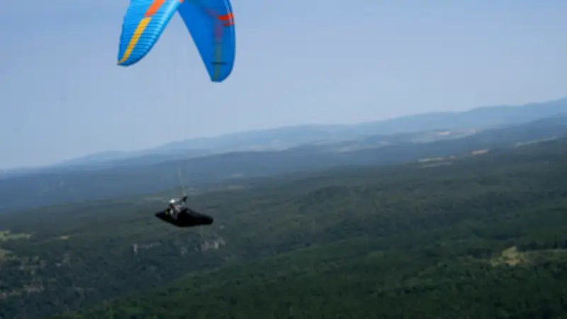 Pré-coupe du monde de parapente : une centaine de pilotes à Millau