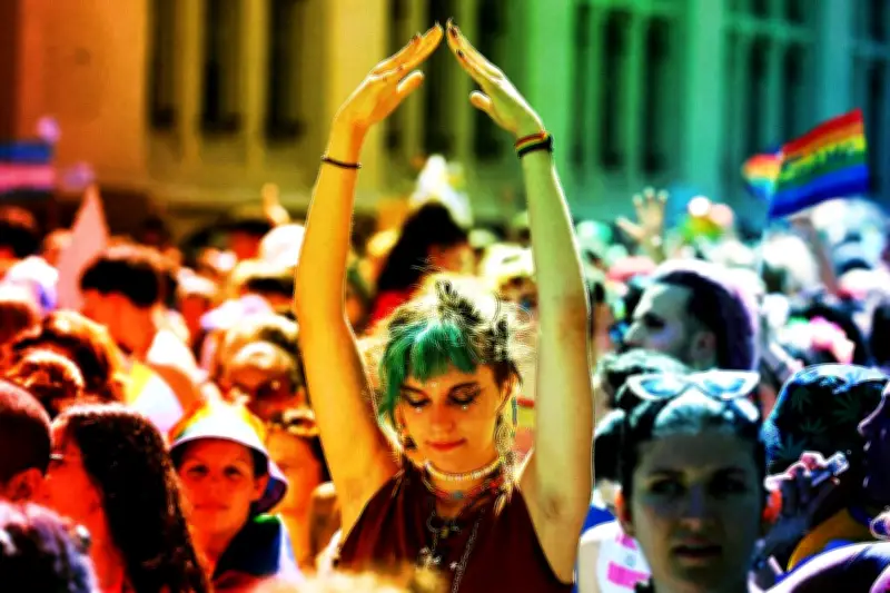 Pride 2024 : un père soutient sa fille avec une pancarte touchante