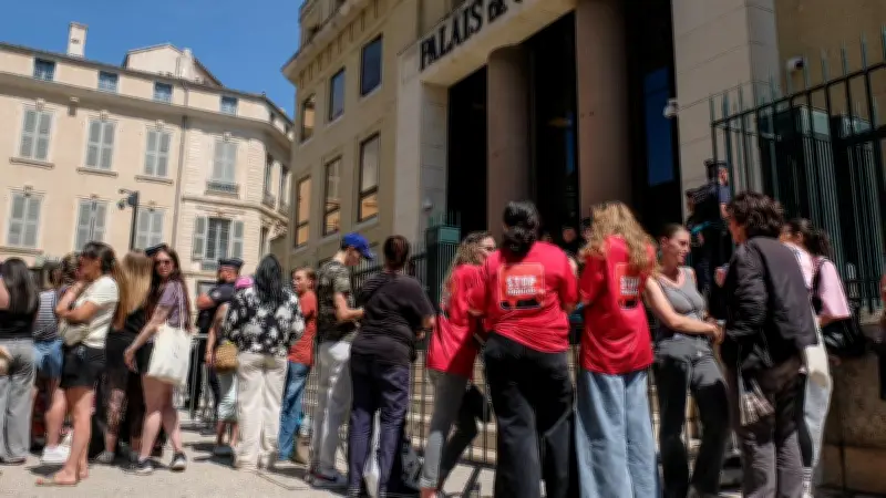Procès Jeremstar : ses soutiens se rassemblent devant le tribunal de Nîmes