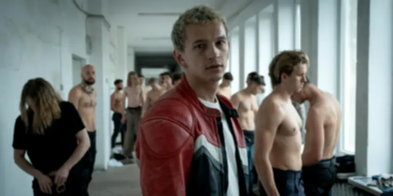 Proud : l'éveil à la parentalité d'un jeune gay en série