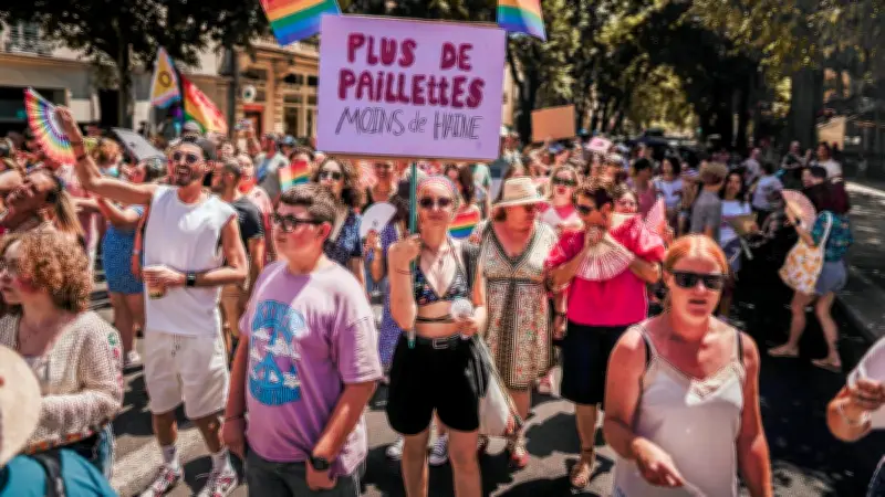 Près de 900 personnes défilent à Nîmes pour la marche des fiertés 2026