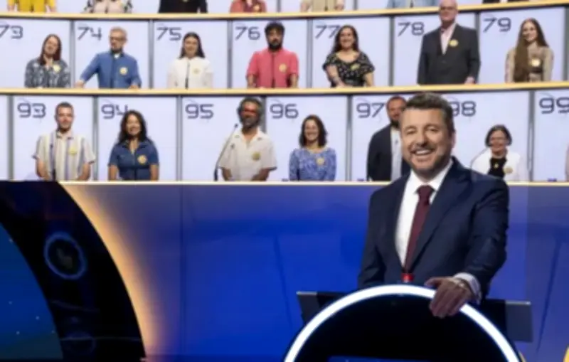 «Qui restera dans la lumière ?» : le jeu lumineux de Bruno Guillon séduit le public