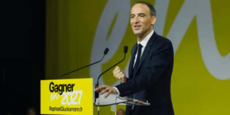 Raphaël Glucksmann fait salle comble à Aubervilliers et se pose en adversaire du RN