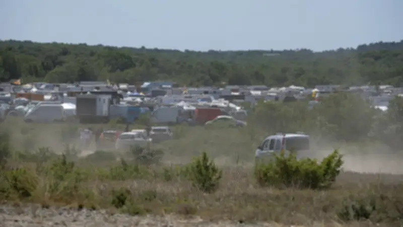 Rave illégale dans l'Hérault : un millier de teufeurs encore présents