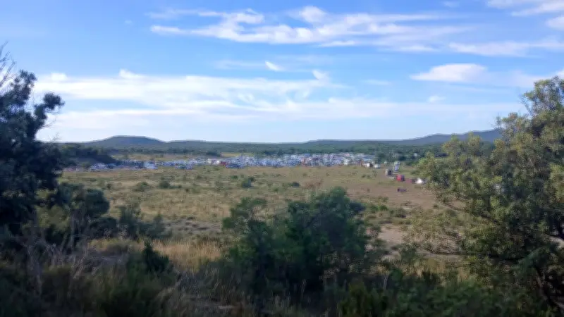 Rave party illégale : des milliers de teufeurs rassemblés dans l'Hérault