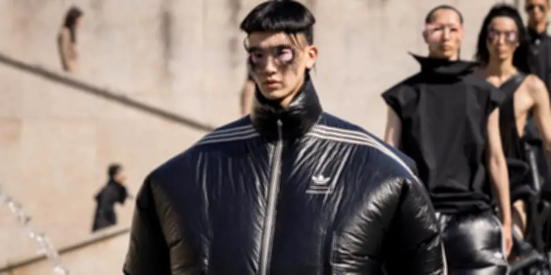 Rick Owens et Yohji Yamamoto : fidèles au noir à la Fashion Week