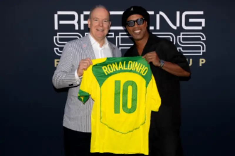Ronaldinho offre son maillot au prince Albert II à Monaco