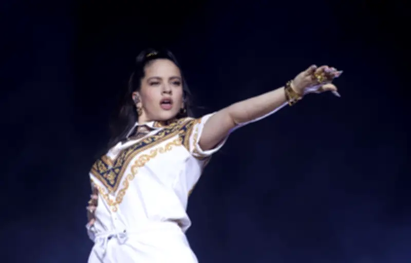 Rosalía reporte trois concerts en Floride pour urgence familiale