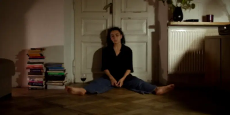 Éruption de Charli XCX à l'écran dans un jeu de l'amour à Varsovie