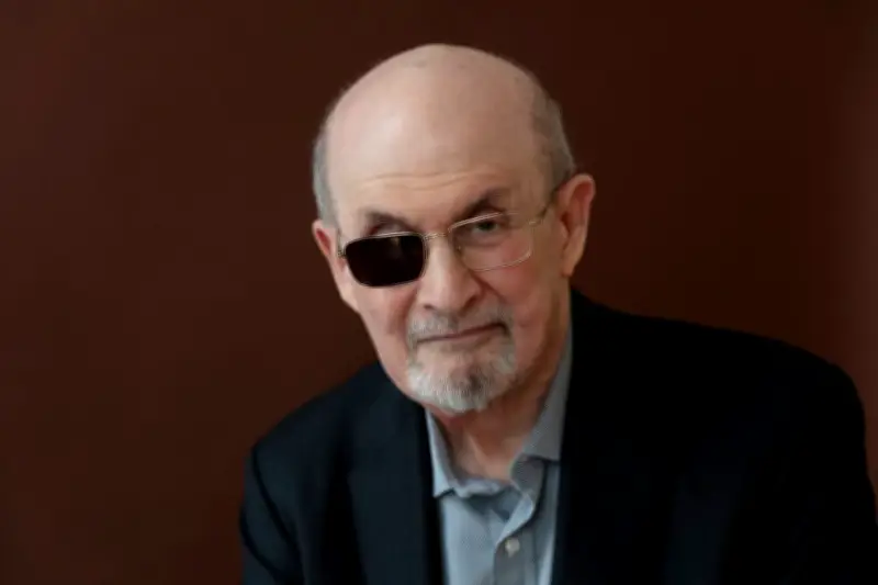 Rushdie : un an après l'attaque, la vie et l'écriture