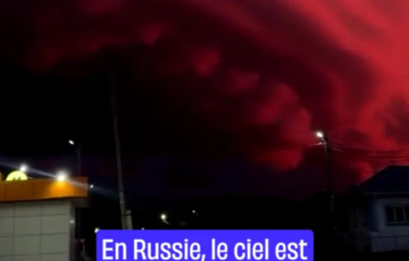Russie : ciel rouge vif à Syrostan à cause des orages violents