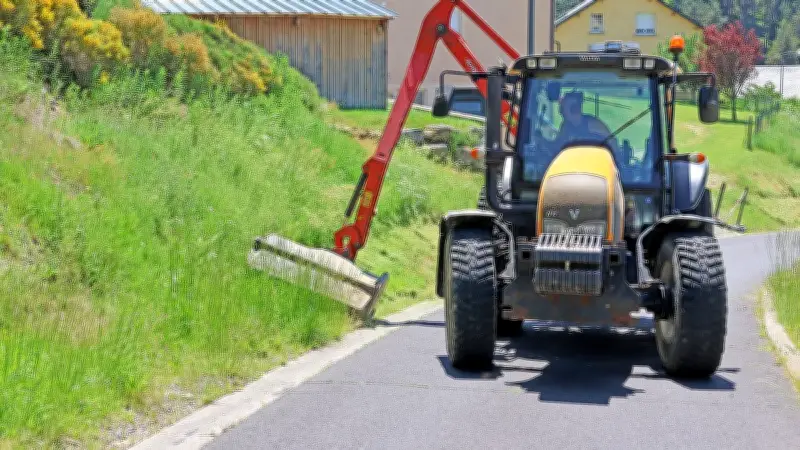 Saint-Alban-sur-Limagnole : fauchage des abords pour la sécurité et l'esthétique