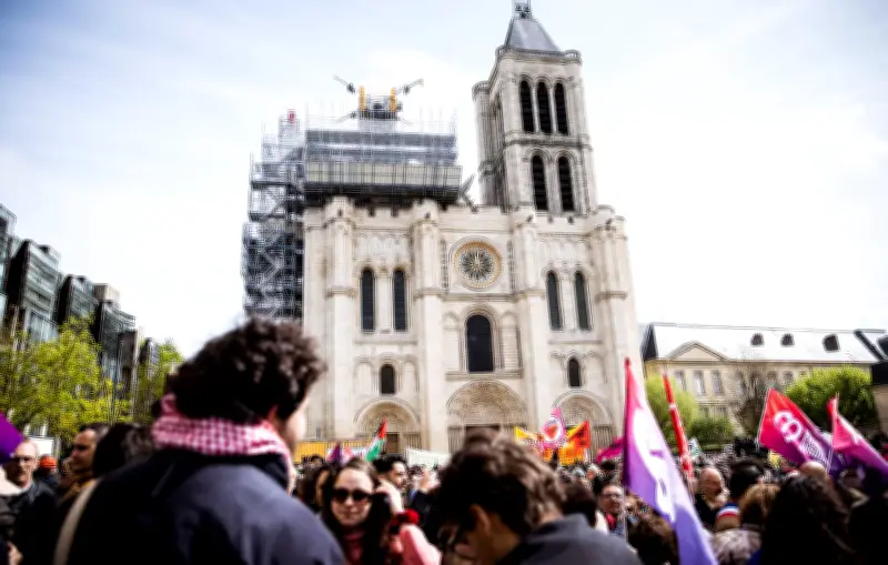 Saint-Denis ciblée par une banderole raciste appelant à la « remigration » sur la basilique