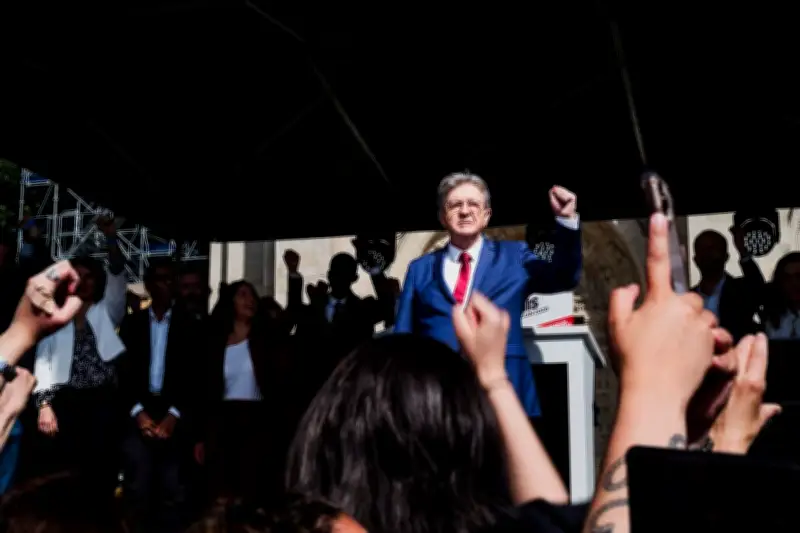 À Saint-Denis, Mélenchon cherche à convaincre les siens que la victoire est possible