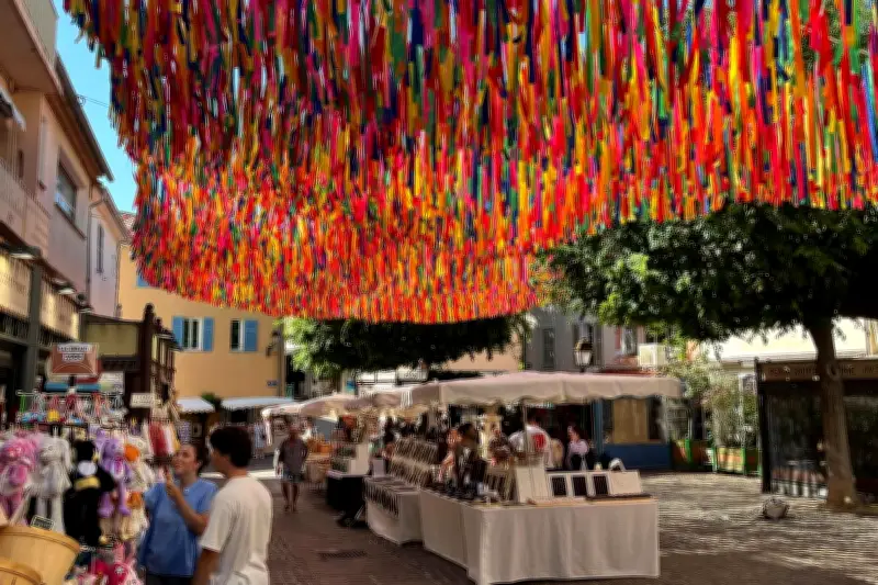 Sainte-Maxime : des décorations suspendues pour attirer les chalands