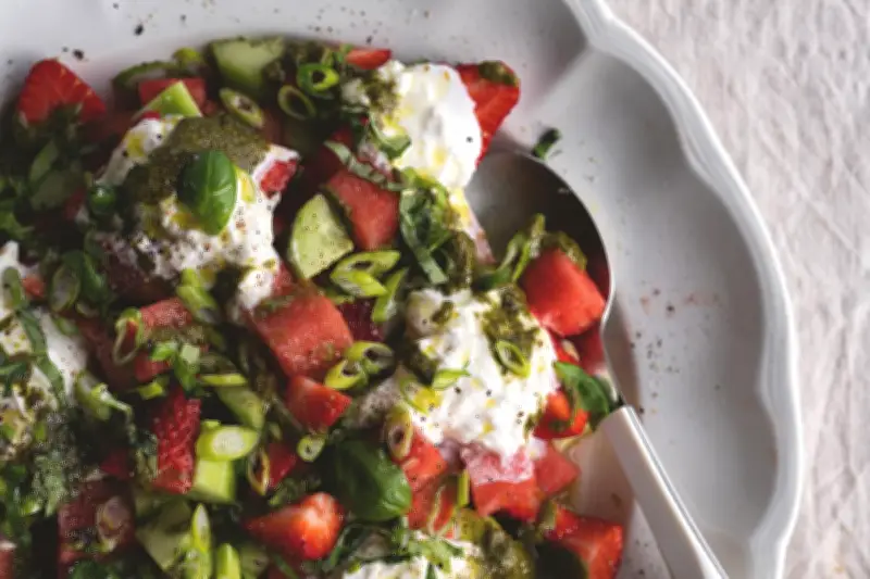 Salade pastèque, fraises, burrata : la recette idéale pour la canicule