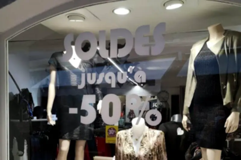 Soldes canicule : aubaine pour grands magasins, catastrophe pour centres-villes