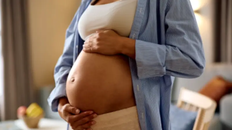 Son bébé mort après un accouchement non assisté : le témoignage de Camille