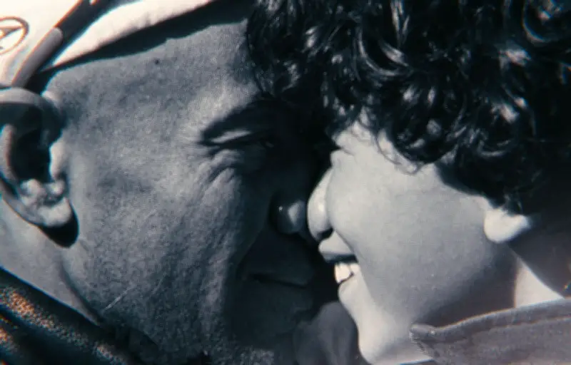 Sous ses yeux : une série Netflix déchirante sur un crime et l'amour paternel