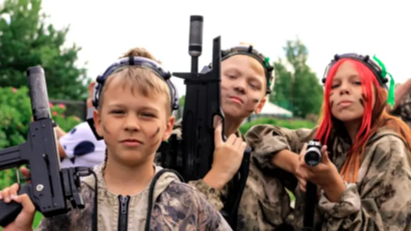 Spectacle polémique : des enfants en tenue militaire avec des faux pistolets à Montreuil