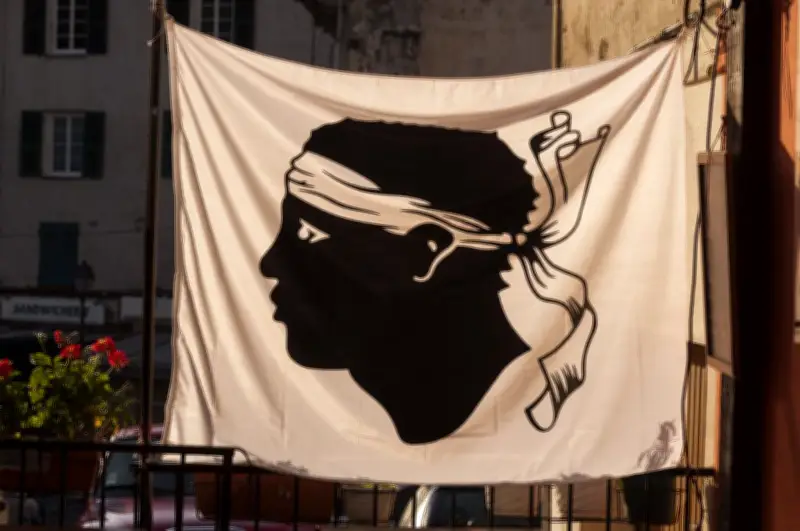 Statut de la Corse : attention au poison communautaire