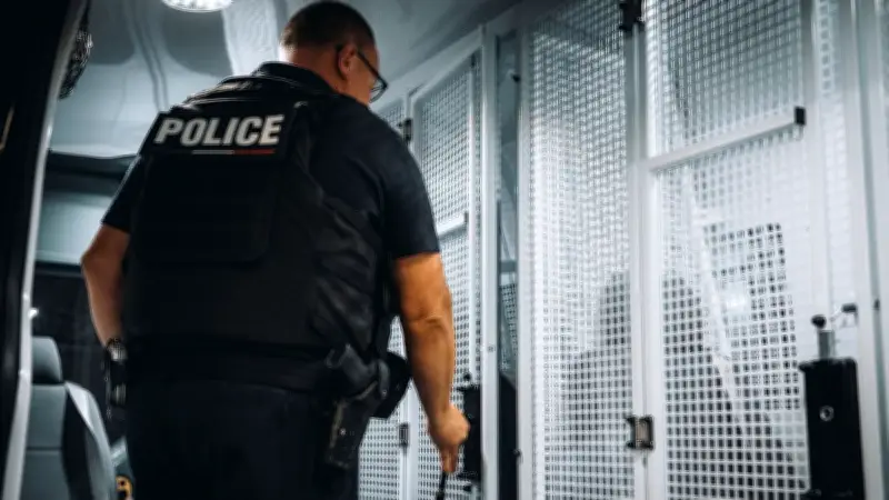 Sète : ivre, il frappe sa compagne puis tente de mordre les policiers