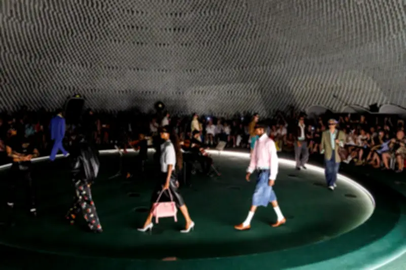 Tendances mode : lin, vestes écossaises et coups de cœur de la Fashion Week de Paris