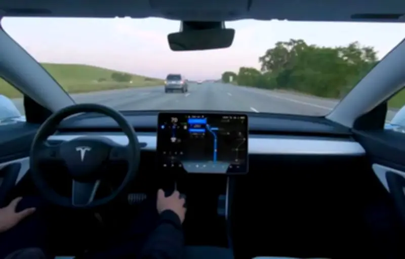 Tesla FSD : une homologation européenne contestée par des données partielles