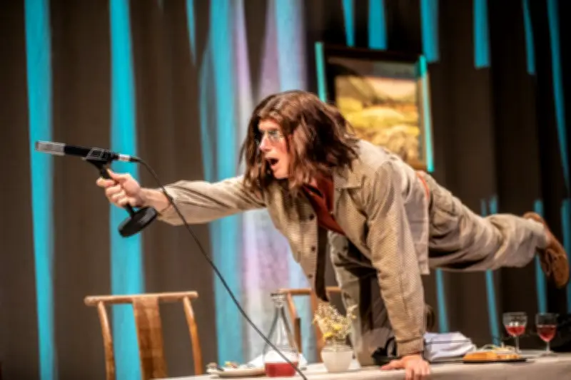Théâtre du Rond-Point : la crasse dominante dans "Tout est calme dans les hauteurs"