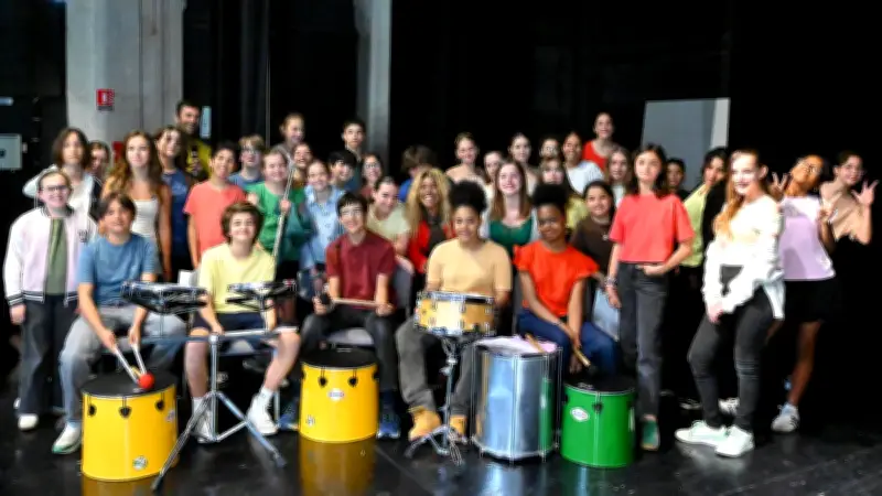Tifany B., ex-candidate de The Voice, chante avec la chorale du collège Révolution