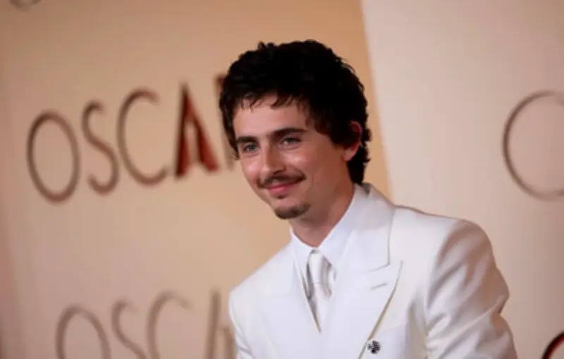 Timothée Chalamet fête la victoire des Knicks avec champagne