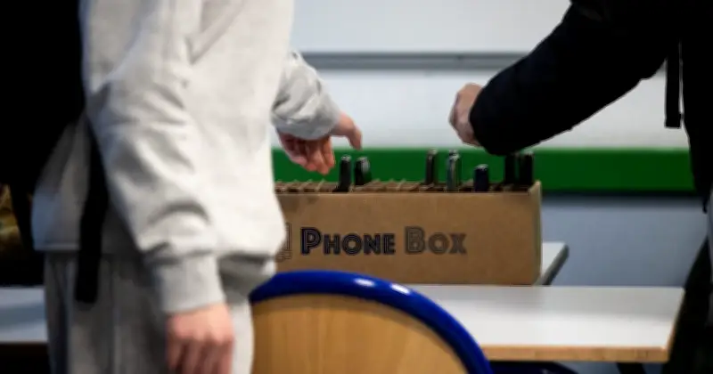 Téléphones portables bientôt interdits dans les lycées français dès septembre