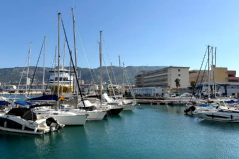 Toulon : deux pontons d'après-guerre détruits dans le port de plaisance