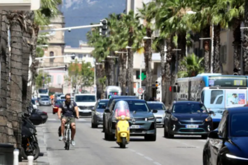 Toulon : une piste cyclable à double sens sur l'avenue de la République